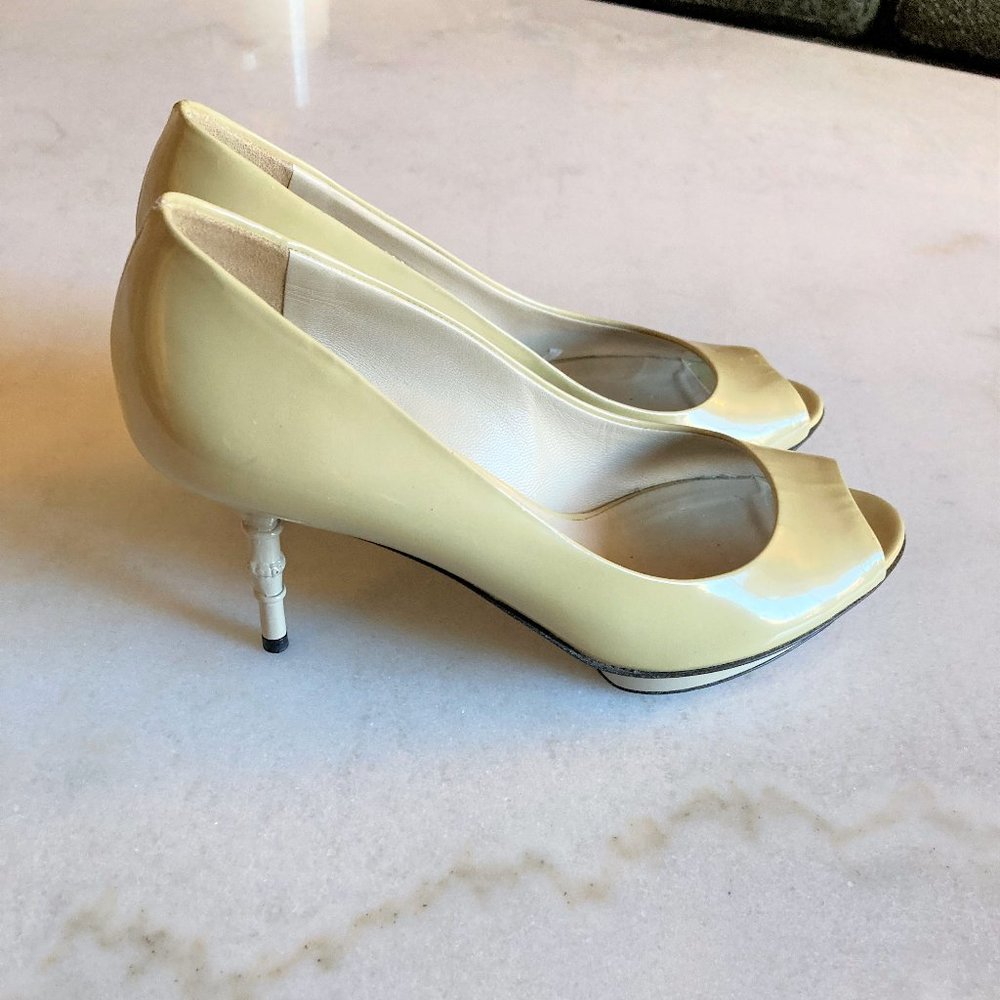 Gucci bamboo peep toe pump high heel shoes patent leather (beige / yellow)